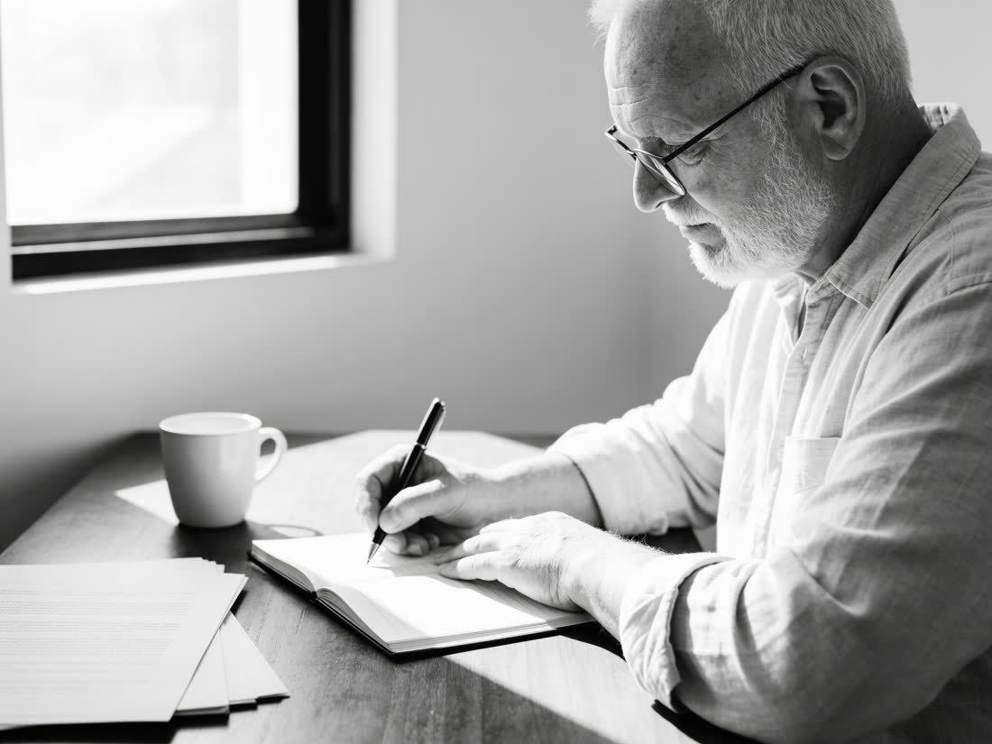 A.P. Torrescusa escribiendo a mano en un cuaderno
